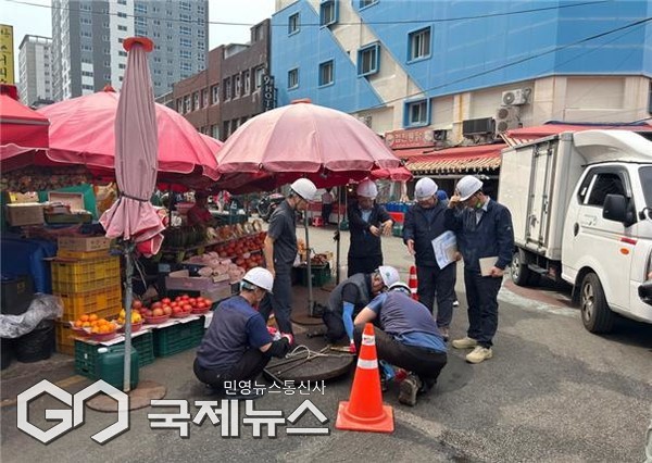 지난 11일, 부산환경공단 정승윤 물환경사업본부장 및 직원들이 서구 충무동해안시장 내 시설물을 점검하고 있다/제공=부산환경공단