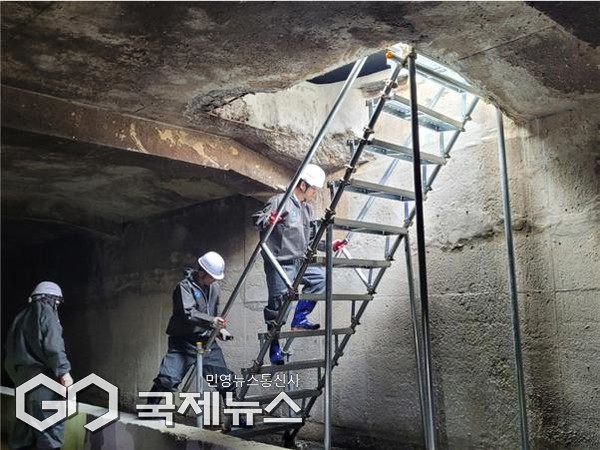 지난달 28일, 부산환경공단 이근희 이사장이 부산진구 일원 오수관로 지하 현장을 방문, 점검하고 있다