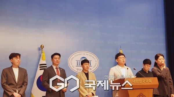 국민의힘 청년당직자들 ,12일 국회소통관에서 기자회견을 통해 김용태 비상대책위원장이 제시한 ‘5대 개혁안’에 대한 공개 지지  사진=고정화 기자