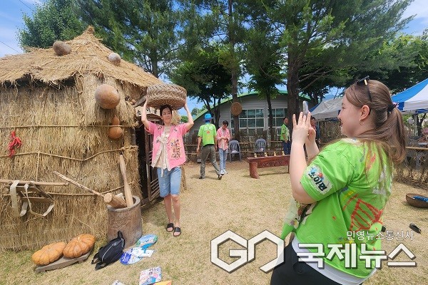 충북 제26회 음성품바축제장에서 13일 외국인들이 우리 전통 움막에서 품바의상 체험을 하며 즐거워하고 있다.(제공=음성군청)