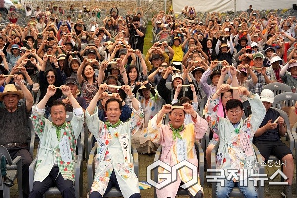 제26회 음성품바축제장에서 13일 관람객들이 정감이 있는 엿치기를 하고 있다.(제공=음성군청)