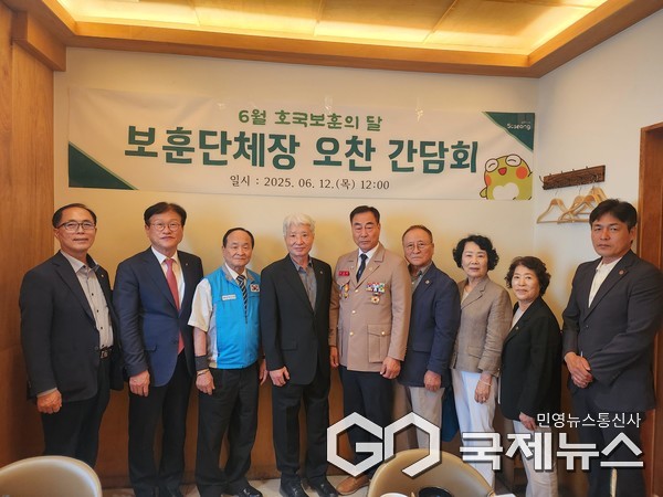 왼쪽부터 ▲김후찬 재향군인회 수성구지회장 ▲김대권 수성구청장 ▲박근용 광복회 수성구지회장 ▲김덕수 상이군경회 수성구지회장 ▲조상래 고엽제전우회 수성구지회장 ▲김길윤 월남전참전자회 수성구지회장 ▲손순옥 전몰군경미망인회 수성구지회장 ▲현정자 전몰군경유족회 수성구지회장 ▲최필석 특수임무유공자회 수성구지회장 (사진제공=수성구청)