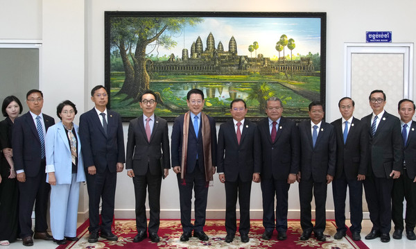 캄보디아를 방문 중인 김영록 전라남도지사가 13일(현지 시간) 프놈펜 MOH 본부에서 열린 ‘전라남도-캄보디아 보건의료 교류 및 협력 고위급 회담’에 참석, 치앙 라 캄보디아 보건부장관, 최운창 전라남도의사회장, 렘 다라 캄보디아의사회장 등 주요 관계자들과 기념촬영을 하고 있다.@전남도청