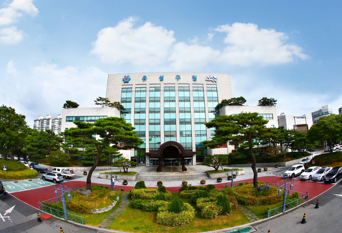 대전 유성구(구청장 정용래)는 지난 4월 대전 5개 구 최초로 안전신문고 포함 점심시간 불법 주정차 단속을 유예한 데 이어, 오는 7월 1일부터 별도 예고 시까지 충청권 최초로 저녁 시간대 불법 주정차 단속을 유예한다고 16일 밝혔다.