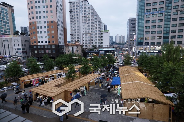 도심 속에서 열린 ‘제3회 주막거리 객사전’ 행사장 전경. 전통 초가 부스와 우산을 든 관람객들이 어우러져 독특한 풍경을 자아냈다(사진=구로구청)
