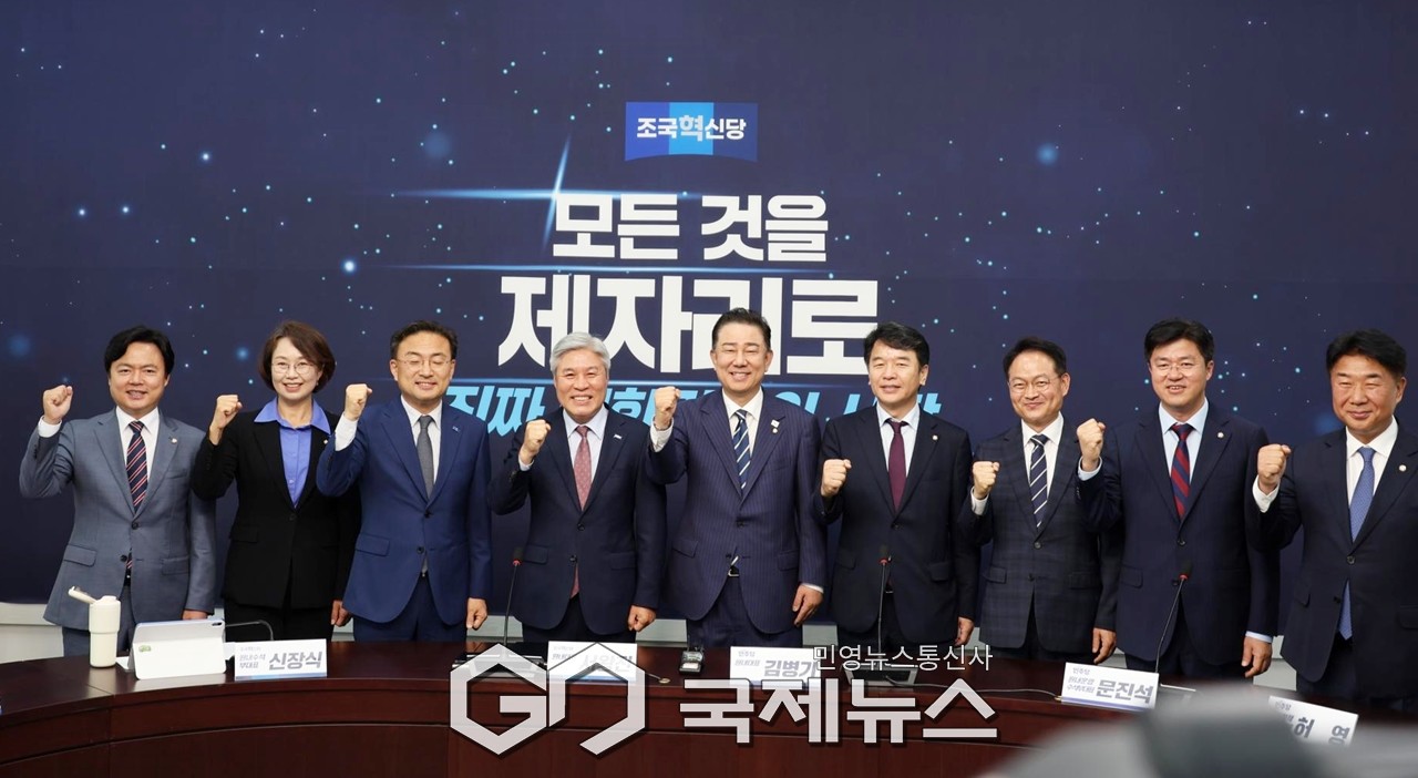 ▲김병기 더불어민주당 대표 직무대행 겸 원내대표는 17일 오후 국회 조국혁신당을 예방하고 양당 원내지도부가 파이팅을 외치고 있다./조국혁신당