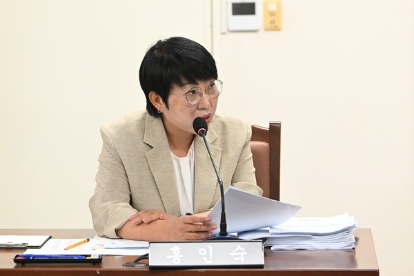 홍인숙 의원은 17일 열린 제주도의회 제439회 정례회 보건복지안전위원회 회의에서외국인 영유가 174명이 보육료 전액을 자부담으로 내고 있다"며 "국적을 이유로 한 보육 차별은 아동친화도시 지정을 준비하는 제주도의 위상가 맞지 않다"고 지적했다.[사진=제주도의회]