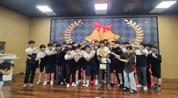 제주중독관리통합지원센터(센터장 강지언)가 지난 16일 대기고등학교에서 ‘2025 중독예방·정신건강 도전 골든벨’을 열고 청소년 대상 중독 예방과 정신건강의 중요성을 알렸다.[사진=제주중독관리통합지원센터]