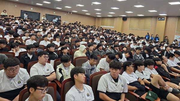 제주중독관리통합지원센터(센터장 강지언)가 지난 16일 대기고등학교에서 ‘2025 중독예방·정신건강 도전 골든벨’을 열고 청소년 대상 중독 예방과 정신건강의 중요성을 알렸다.[사진=제주중독관리통합지원센터]