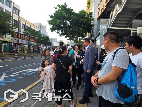 오순문 서귀포시장은 17일 강정항~원도심을 잇는 680번 노선버스에 직접 탑승해 크루즈 관광객들의 이동 동선과 이용 현황을 점검하고, 외국인 관광객과 소통하며 불편사항을 청취하는 등 현장 점검에 나섰다.[사진=서귀포시청]