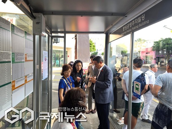 오순문 서귀포시장은 17일 강정항~원도심을 잇는 680번 노선버스에 직접 탑승해 크루즈 관광객들의 이동 동선과 이용 현황을 점검하고, 외국인 관광객과 소통하며 불편사항을 청취하는 등 현장 점검에 나섰다.[사진=서귀포시청]