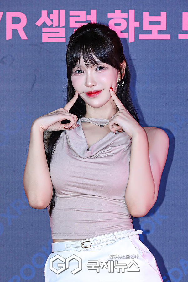 [GJ포토+] 인플루언서 겨우디, '살살 녹는 애교 3종 포즈♥'(브이룩 VROOK)