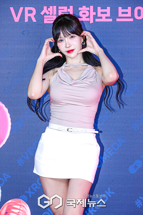 [GJ포토+] 인플루언서 겨우디, '살살 녹는 애교 3종 포즈♥'(브이룩 VROOK)