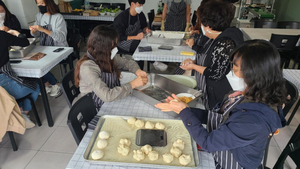 마을 주민들은 ‘하례리생태관광마을협의체(위원장 김시철)’를 조직해 감귤점빵 체험, 내창 트레킹, 고살리 숲길 탐방 등 10여 개의 특색 있는 프로그램을 직접 기획·운영해왔다.[사진=서귀포시]