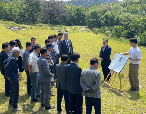  사진은 포항시 개발자문연합회 회원들이 19일 남구 구룡포읍 눌태1리의 추모공원 예정지 일대를 방문해 포항시 관계자로부터 추진 방향에 대한 설명을 듣고 있다. (사진 = 포항시)