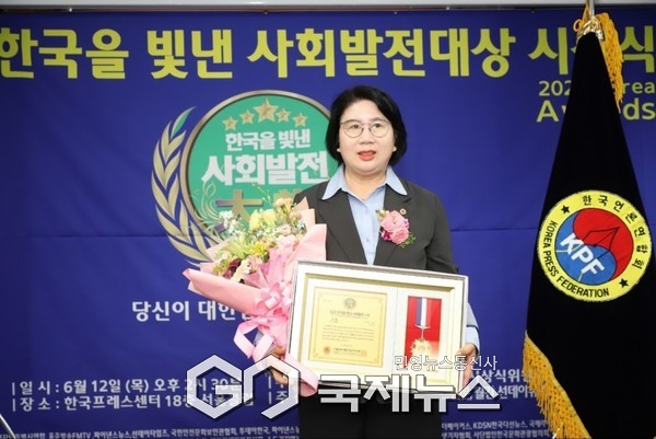 ▲경기도의회 교육행정위원회 이서영 의원이 서울 한국프레스센터에서 열린 ‘2025 한국을 빛낸 사회발전 대상 시상식’에서 우수의정대상을 수상하고 기념 촬영을 하고 있다 <이서영의원 제공>