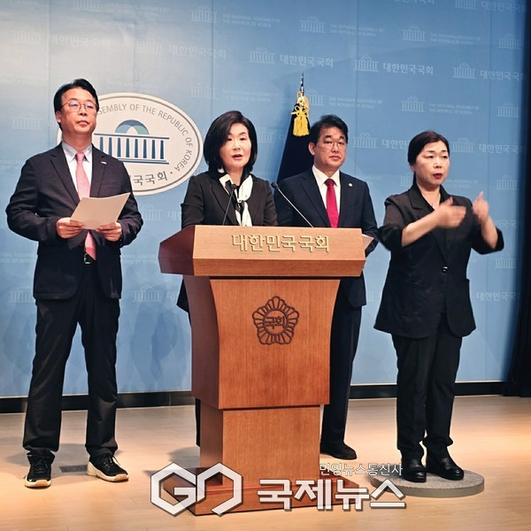 ▲국무총리 후보자 김민석 인사청문특별위원회 국민의힘 김희정의원,배준영의원,곽규택의원은 기자회견을 열고 김민석 국무총리 후보자 가족을 둘러싼 일련의 특혜 의혹을 제기하고 있다./ 사진=고정화 기자