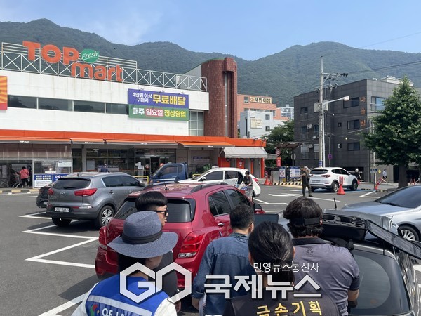 드론을 활용해 풍수해 안전사고를 대비 옥외광고에 대한 검사를 실시하고 있다./사진=양산시