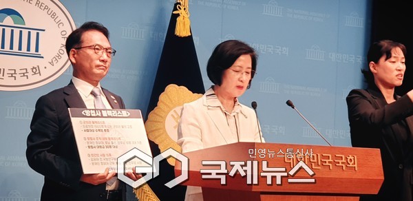 ▲23일 국회 소통관에서 군의관, 조직 내부 인원, 민간인을 대상으로 블랙리스트 및 사찰 문건을 작성했다는 정황이 드러났다고 밝힌 더불어민주당 추미애의원,박선원의원  사진= 고정화 기자