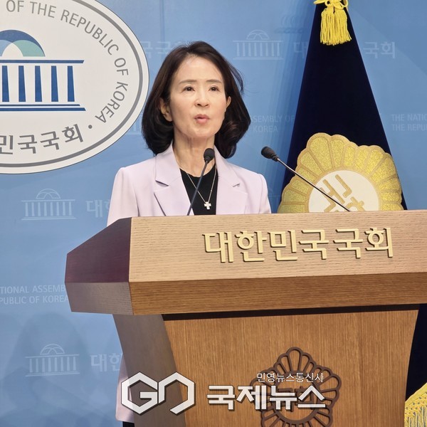 ▲ 국민의힘 최수진의원, 23일 국회 소통관에서 기자회견을 열고 “이재명 대통령의 나토 정상회의 불참은 명백한 외교 실패”라며 “대한민국 외교는 지금 고립이라는 위기에 직면해 있다”고 강도 높게 비판 사진=고정화 기자