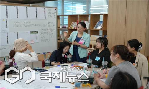 서면역·부산역 유라시아 플랫폼 등 각 대상지에 대한 이해를 높이고, 문제점 도출을 위해 서비스 디자이너가 이해관계자들과 의견을 나누고 있다/제공=부산디자인진흥원