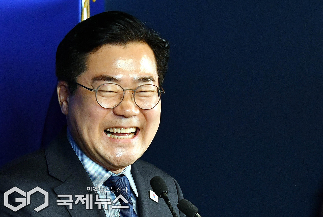 밝게 웃는 박찬대