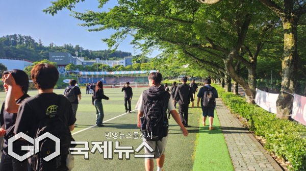 영주고등학교(교장 한용식)는 지난 17일부터 20일까지 ‘교육가족이 함께하는 등굣길 운동장 걷기 운동’을 실시해 학교 운동장에 웃음과 따뜻한 대화가 함께 피어났다.[사진=영주고등학교]
