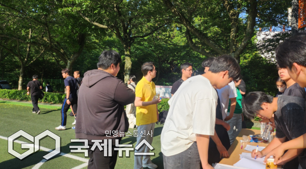 걷는 동안 아이와 부모가 짧은 시간이지만 마음을 나누고 건강도 챙기는 ‘일석이조’의 효과를 거두며 참여자들의 큰 호응을 얻었으며, 최종 참가 횟수에 따라 소정의 상품권을 지급해 꾸준한 참여를 유도했다.[사진=영주고등학교]