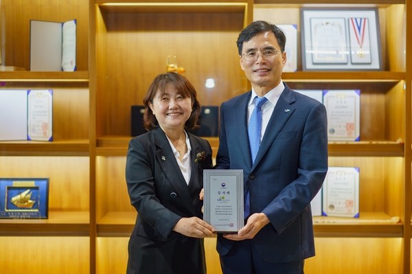 (사진제공=LH) 김재경 LH 경영관리본부장(오른쪽)과 김지현 경남서부보훈지청장(왼쪽)이 국가보훈부장관 감사패 수여 후 함께했다.