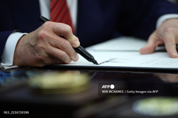 행정명령에 서명하는 도널드 트럼프 미국 대통령. 사진제공/AFP통신