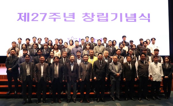 창립 27주년 기념행사 단체사진 촬영(사진=강원랜드)