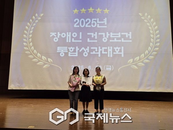 20일 구로구 직원들이 보건복지부 장관 표창을 수상하고 기념사진을 찍고 있다.(사진=국제뉴스)