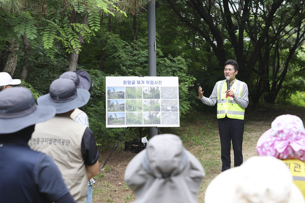 24일, 중구 운서동 세계평화의 숲에서 ‘주민과 함께하는 세계평화의 숲 칡덩굴 제거 행사’에 앞서 김정헌 구청장이 안전제일을 당부하고 있다. 사진=중구청
