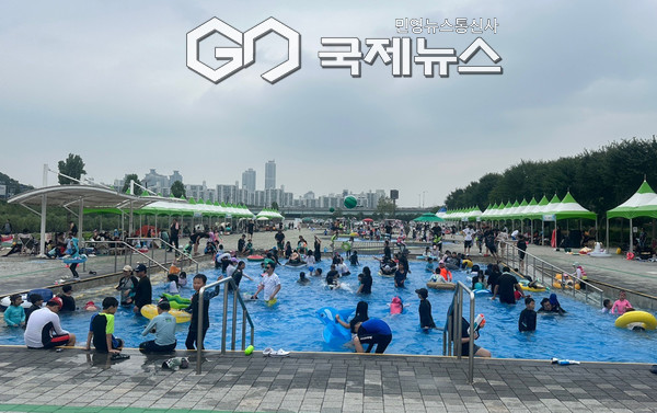 안양천 물놀이장에서 물놀이 중인 어린이들 모습(사진=구로구청)
