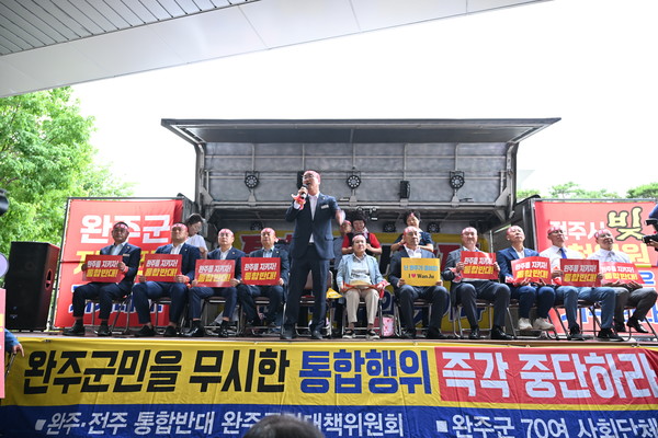 “통합? 어림없다!” 완주군의회, 김관영 도지사 면전에서 전원 삭발 감행(사진=완주군의회 제공)