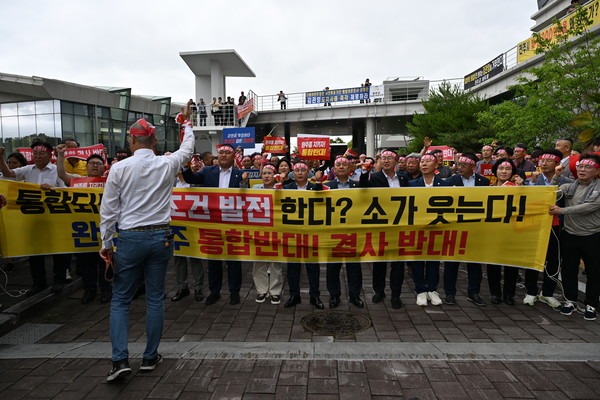 “통합? 어림없다!” 완주군의회, 김관영 도지사 면전에서 전원 삭발 감행(사진=완주군의회 제공)