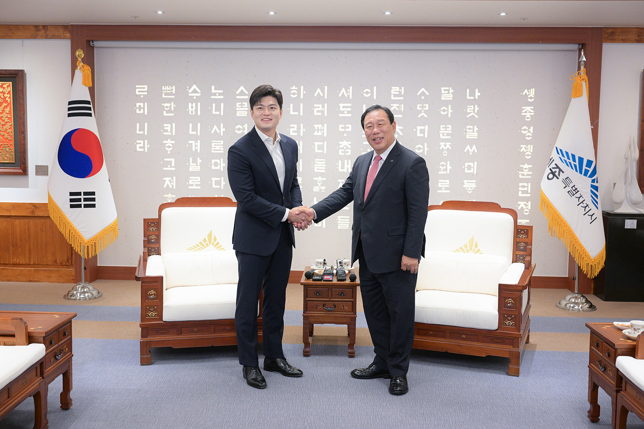 김용태 국민의힘 비상대책위원장은 25일 최민호 세종시장을 만나 '해양수산부의 부산 이전은 숙의하는 과정을 거쳐 신중히 결정해야 한다고 말했다(세종시)