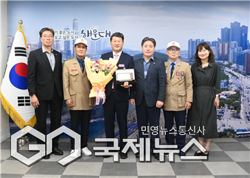이남일 부산보훈청장(오른쪽 세번째)이 해운대구청을 방문해 국가보훈부를 대표해 감사패를 전달하고 기념촬영하고 있다/제공=해운대구청