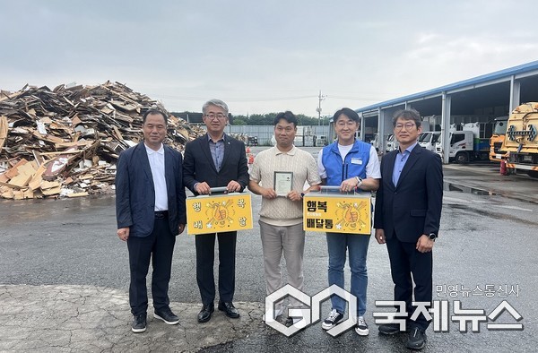 충주시공무원노동조합 2분기 행복배달통 선정(가운데 박창규 주무관)/사진=충주시)