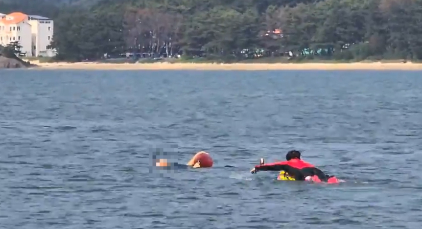 26일 태안해경이 충남 태안 마검포항 인근 해상에서 60대 남성을 구조하고 있다(사진/태안해경 제공) 