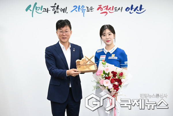 (사진/안산시 제공) 이민근 안산시장(왼쪽)이 정수빈 프로당구 선수(오른쪽)를 안산시 홍보대사로 위촉하고 함께 기념촬영을 하고 있다.