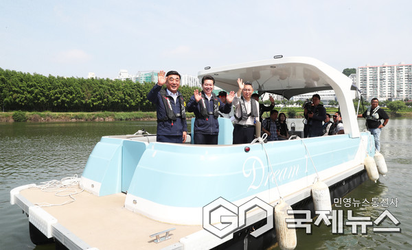 (사진제공=울산시) 27일 태화강 십리대밭교에서 폰툰보트 태화강국가정원~삼산여천매립장 구간 시승식에 김두겸 울산시장, 임현철 울산시 대변인 및 관계자들이 폰툰보트 시승을 하고 있다.