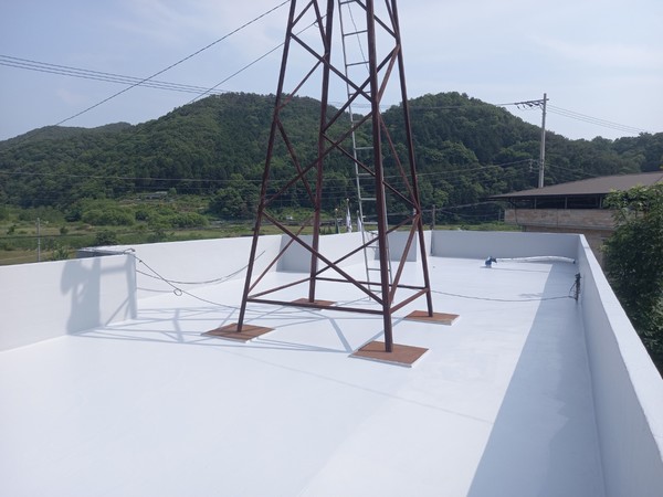 (사진제공=창원특례시)창원시는 기후변화 대응과 폭염에 취약한 어르신들의 건강보호를 위해 경로당(무더위 쉼터) 5개소를 대상으로 ‘시원지붕(쿨루프) 지원사업’을 추진하여 완료했다.