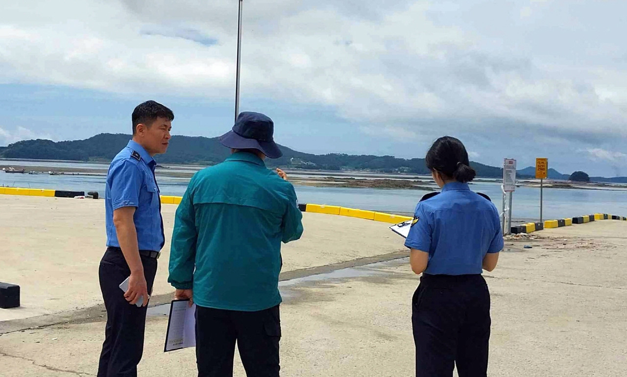 충남 태안군 고남면 가경주항 합동점검을 실시하고 있다(사진/태안군 제공)