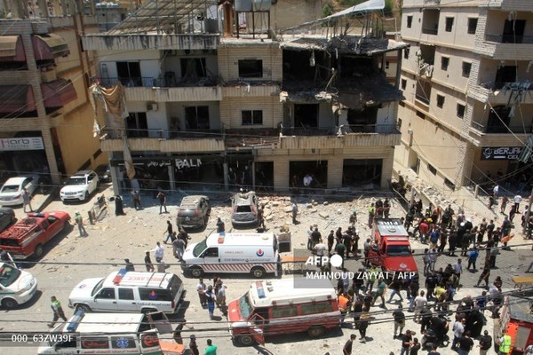 27일 레바논 남부 나바티에에 대한 이스라엘의 공습 이후 사람들이 피해를 살펴보고 있다. 레바논 보건부는 이날 이스라엘과 헤즈볼라의 휴전에도 불구하고 이스라엘의 남부 공습으로 여성 1명이 사망하고 11명이 부상을 입었다고 발표했다. 사진제공/AFP통신