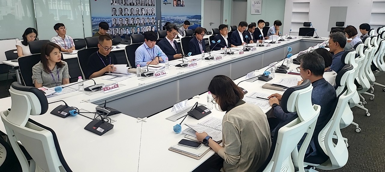 이승원 경제부시장이 3개 기관 행복도시 상가 활성화 종합 대책 회의를 주관하고 있다(세종시)