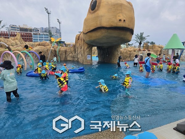 사진=거북섬 웨이브파크서 열린 여름캠프에 참가한 어린이들이 물놀이 중이다/시흥시청