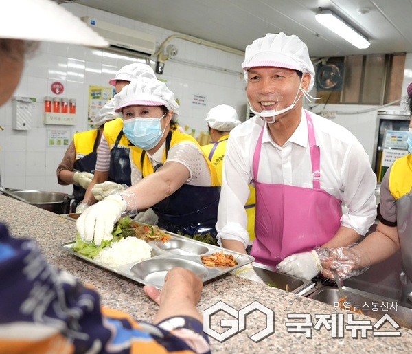 조병옥 군수 배식봉사 모습.(제공=음성군청)