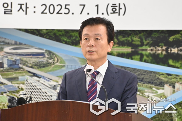 조규일 시장이 민선 8기 취임 3주년을 맞아 기자회견을 통해 새로운 각오를 밝히고 있다 사진/진주시 