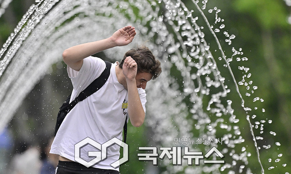 도심 기온 30도 웃돌아, 터널분수대에서 더위를 식혀요 (사진=안희영 기자)